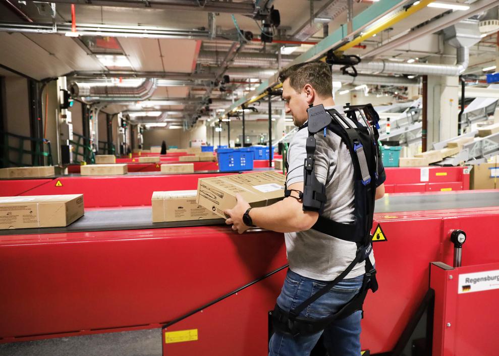 Exoskelett in der Logistik von Witt Weiden (Bild: Witt-Gruppe)