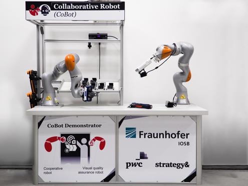 Mit dem CoBot - Collaborative Robot - demonstriert das Fraunhofer IOSB in Kooperation mit PWC strategy&#38; ein innovatives KI-basiertes Montageassistenzsystem, bei dem Roboter und Menschen kollaborativ in der manuellen Montage zusammenarbeiten.  Das Assistenzsystem vereint modernste KI-Methoden maschinellen Lernens, um die Mglichkeiten einer intuitiven, werkerzentrierten und effizienten Montageassistenz darzustellen, das intelligent auf die Werkenden und deren Ttigkeiten reagieren und sich an sie anpassen kann. (Bild: https://www.iosb.fraunhofer.de/)