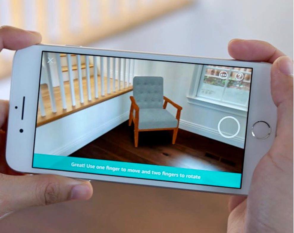 Mit Amazons AR View knnen Interessenten vor dem Kauf testen, wie ein Mbelstck oder Accessoire in den eigenen vier Wnden wirken wrde. (Bild: Amazon)