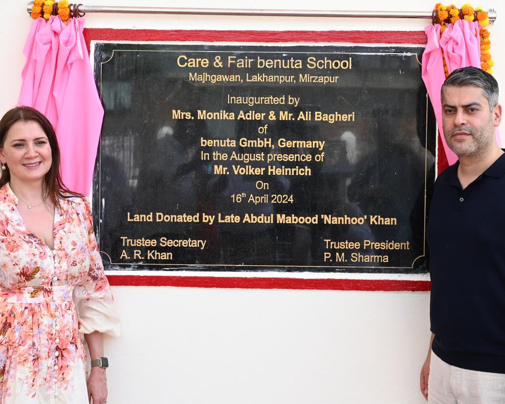 Die CEOs Monika Adler und Ali Bagheri vpn Benuta erffnen eine Grundschule in Mowaiya, Indien (Benuta)